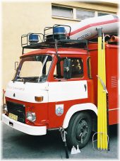 Firefighter vehicle equiped with the FIREMAN kit including the pole sections, tools and the container for transport